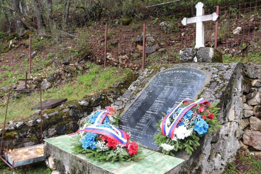 РОГАTИЦА, 26. АПРИЛА /СРНА / - У селу Осово код Рогатице данас је одржан помен и положени вијенци на спомен-обиљежје за 90 српских цивила које су припадници злогласне легије усташног поглавника Јуре францетића запалили живе у штали у овом мјесту 27. априла 1942. године.