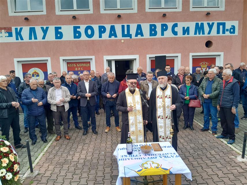 ШИПОВО, 26. АПРИЛА /СРНА/- У Шипову је данас служењем парастоса и полагањем вијенаца код централног споменика обиљежено 33 године од формирања Прве шиповачке бригаде Војске Републике Српске, у којој је у Одбрамбено-отаџбинском рату погинуло 125 бораца, а у борбама је теже или лакше рањено 320 бораца.