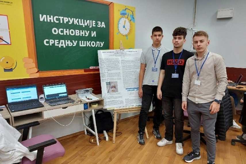 ЗВОРНИК, 26. АПРИЛА /СРНА/ - Пројекат метеоролошке станице базиране на ЕСП32 микроконтролору у оквиру "Стим" наставе /STEAM/, кога су урадили ученици Техничког школског центра из Зворника Михајло Поповић, Николај Новичић и Санел Чајић, добио је диплому са сребрном плакетом на 27. Међународној изложби идеја, иновација и стваралаштва "Иност младих 2025".