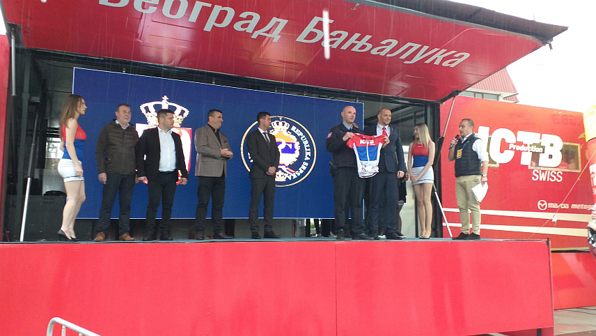 ВЛАСЕНИЦА, 26. АПРИЛА /СРНА/ - Руководилац саобраћајног обезбјеђења дијела друге и треће етапе Међународне бициклистичке трке "Београд- Бањалука 2025" вожене кроз Зворник и Власеницу инспектор Зоран Радивојевић добио је специјално признање од организатора трке - мајицу у бојама српске заставе која симболизује побједника трке, а Срни је данас изјавио да је обезбјеђивање трке више пута добило оцјену 10 плус.