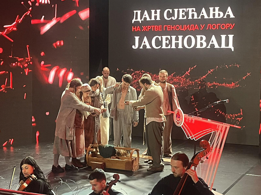 КОЗАРСКА ДУБИЦА, 26. АПРИЛА /СРНА/ - У Козарској Дубици вечерас је одржана Меморијална академија Јасеновац "Земља ћути, тишина вришти" на којој је на потресан умјетнички начин приказано огромно страдање цивила у логору Јасеновац, те поручено да је пробој јасеновачких логораша један од најзначајнијих догађаја у Другом свјестком рату, како би се пренијела истина о том логору.