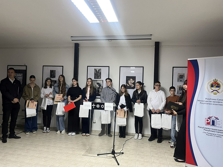 КОЗАРСКА ДУБИЦА, 27. АПРИЛА /СРНА/ - Награде ученицима који су аутори најбољих радова о теми страдања у концентрационом логору Јасеновац и Доњој Градини, уручиле су директор Републичког педагошког завода Слађана Tанасић и директор Јавне установе Спомен-подручје Доња Градина Tања Tулековић.