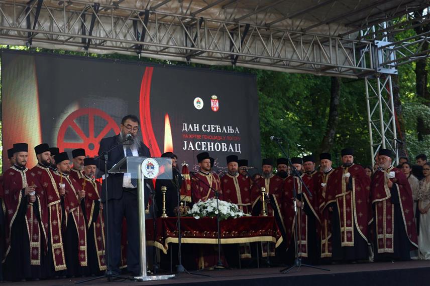 КОЗАРСКА ДУБИЦА, 27. АПРИЛА /СРНА/ - Предсједник Удружења Рома Србије Драгољуб Ацковић рекао је да је на простору Доње Градине у вријеме Независне Државе Хрватске /НДХ/ страдало више од 40.000 Рома, а да је на гробљу у Уштици побројано тачно 16.173 имена и презимена. /Фото - Борислав Здриња/