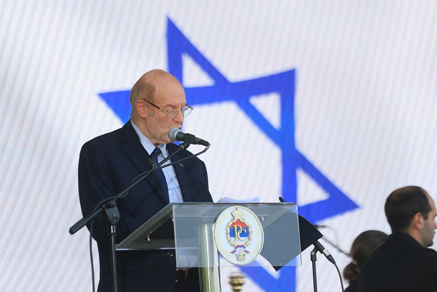 ДОЊА ГРАДИНА, 27. АПРИЛА /СРНА/ - Експерт за истраживање Холокауста Гидеон Грајф изјавио је на стратишту у Доњој Градини да такав опасни режим као што је била Независна Држава Хрватска /НДХ/ није смио да постоји, као и да и данас настављају да пријете опасности из прошлости, чему се треба супротставити. /Фото - Борислав Здриња/