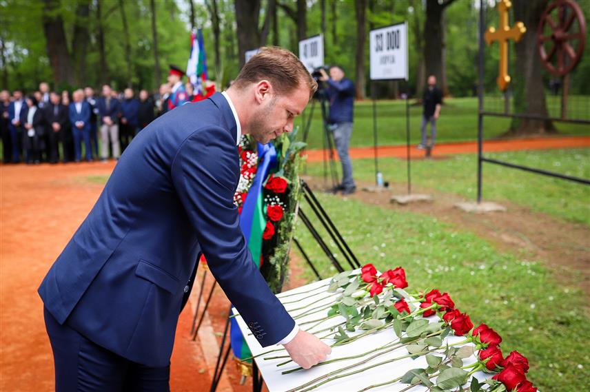 БАЊАЛУКА, 27. АПРИЛА /СРНА/ - Градоначелник Бањалуке Драшко Станивуковић поклонио се данас у Доњој Градини јасеновачким жртвама и поручио да за Србе нема веће светиње ове ове, која није само мјесто туге, већ и вјечне опомене.