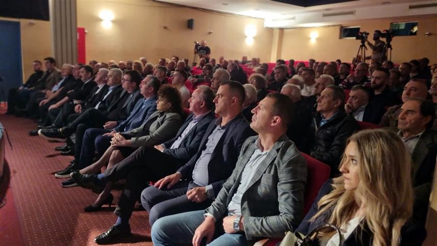 ИСТОЧНО НОВО САРАЈЕВО, 27. АПРИЛА /СРНА/ - У Културном центру Источно Ново Сарајево данас је уприличена академија у оквиру вишедневне манифестације "Дани одбране Илиџе 2025" с циљем чувања сјећања на херојство и патриотизам по чему су се препознавали Илиџанци, али и жељом да се младим генерацијама пренесу праве људске вриједности које су красиле становништво и борце Српске Илиџе.