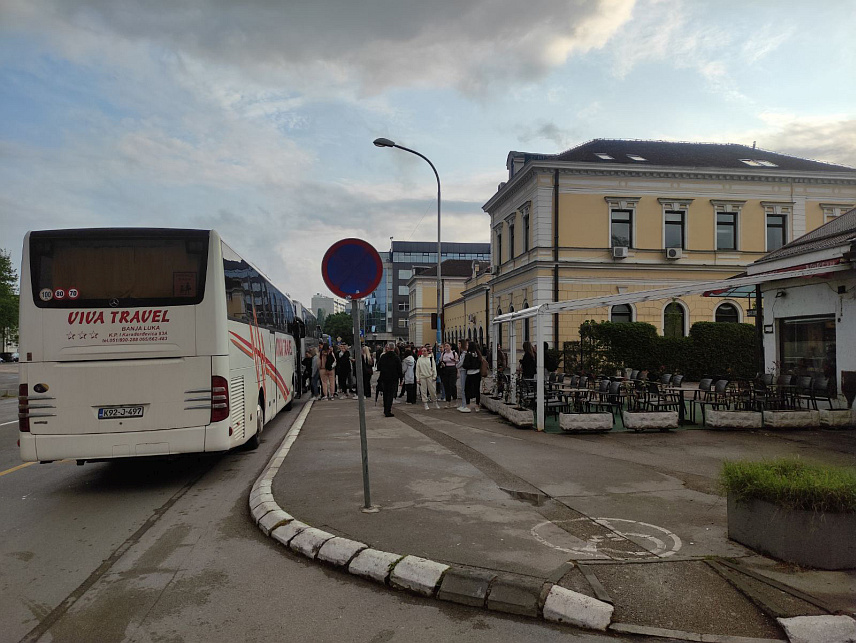 БАЊАЛУКА, 27. АПРИЛА /СРНА/ - Бројни бањалучки средњошколци и грађани кренули су јутрос на пут у Спомен-подручје Доња Градина код Козарске Дубице, гдје ће бити обиљежен "Дан сјећања на жртве геноцида над Србима, Јеврејима и Ромима у Независној Држави Хрватској /НДХ/ и 80 година од пробоја логораша из концентрационог логора Јасеновац".