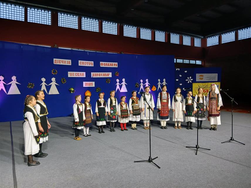 НОВИ ГРАД, 27. АПРИЛА /СРНА/ - У спортској дворани у Новом Граду одржана је шеста међународна смотра дјечијег фолклора "Весели корачићи".