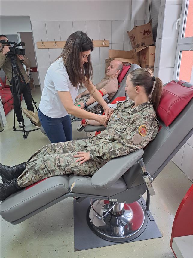 БАЊАЛУКА, 28. АПРИЛА /СРНА/ - Око 150 припадника Трећег пјешадијског /Република Српска/ пука Оружаних снага БиХ добровољно је данас дало крв на четири локације у Српској, поводом 12. маја – Дана Војске Републике Српске.