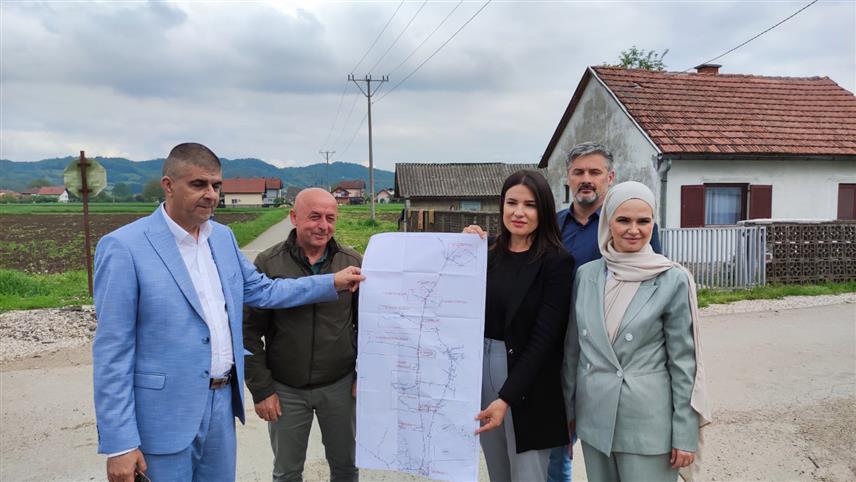 ДОБОЈ, 28. АПРИЛА /СРНА/ - У Добоју је данас обиљежен завршетак пројекта изградње водоводне мреже вриједног 483.093 КМ који ће омогућити прикључење на водоводни систем дијелова мјесних заједница Велика Буковица, Кладари и Трњачани.