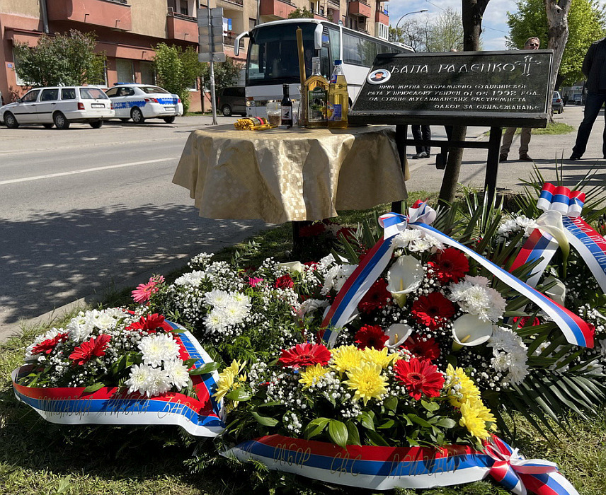 ПРИЈЕДОР, 28. АПРИЛА /СРНА/ - У Приједору ће у сриједу, 30. априла, бити обиљежене 33 године од погибје двадесетогодишњег полицајца Раденка Ђапе из Горњег Јеловца, прве жртве у Одбрамбено-отаџбинском рату у том граду.