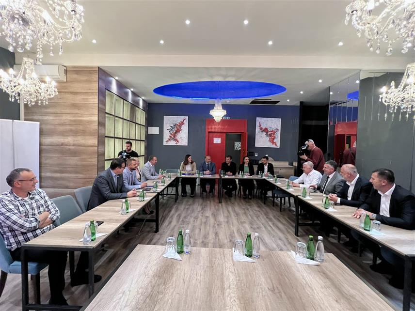 TРЕБИЊЕ, 28. АПРИЛА /СРНА/ - Састанак представника Листе за правду и ред, СДС-а и ПДП-а одржан данас у Требињу.	