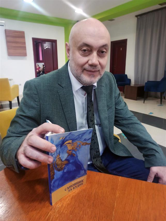 ЗВОРНИК, 28. АПРИЛА /СРНА/ - У Зворнику је вечерас представљена збирка пјесама "Сановник за будне" Милана Николића из Бијељине, које су подијељене у неколико циклуса.	