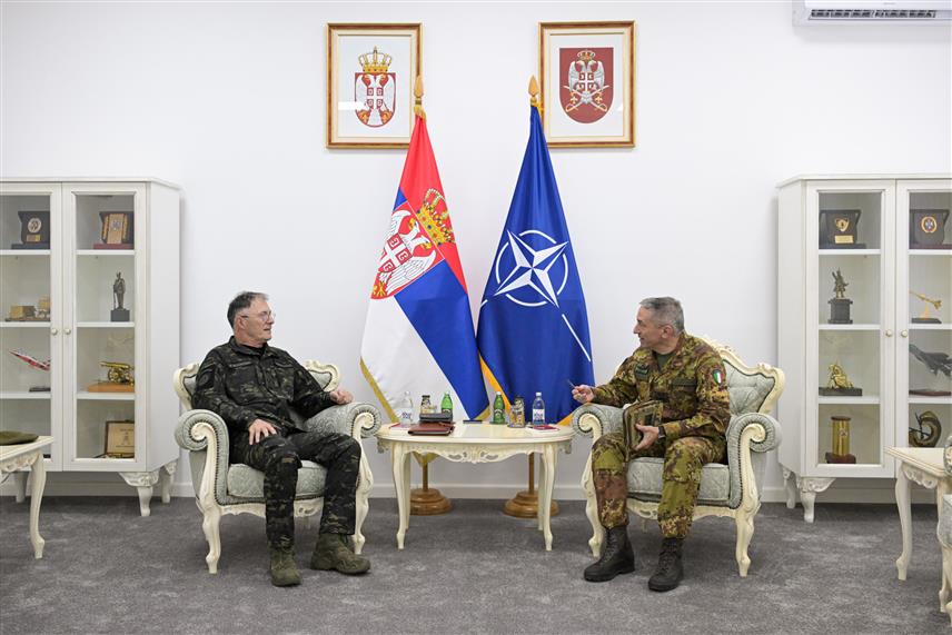 БЕОГРАД, 29. АПРИЛА /СРНА/ - Начелник Генералштаба Војске Србије генерал Милан Мојсиловић разговарао је данас у Београду са командантом КФОР-а генерал-мајором Енриком Бардуанијем.	