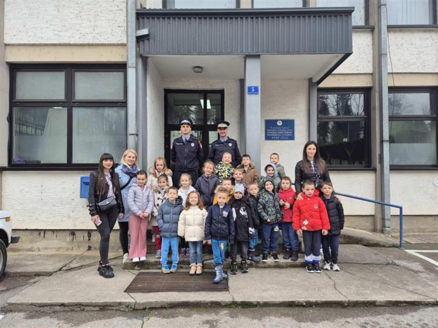 НОВИ ГРАД, 2. АПРИЛА /СРНА/ - У оквиру активности поводом обиљежавања 4. априла, Дана полиције Републике Српске, данас су Полицијску станицу Нови Град посјетили малишани из вртића "Пчелица Маја".