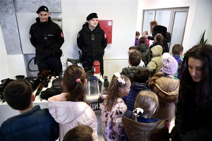 ИСТОЧНО САРАЈЕВО, 2. АПРИЛА /СРНА/ - Полицијска управа Источно Сарајево организовала је Дан отворених врата током којег је основцима представила материјално-техничка средства која користи у раду.