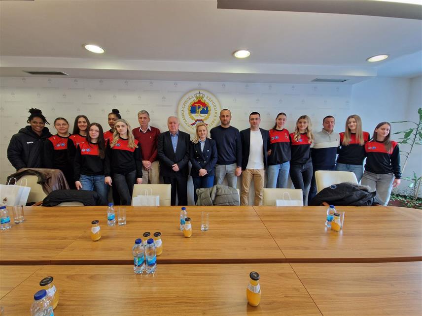 БАЊАЛУКА, 1. АПРИЛА /СРНА/ - Министар породице, омладине и спорта Републике Српске Селма Чабрић на пријему за представнике бањалучког Женског кошаркашког клуба "Орлови".