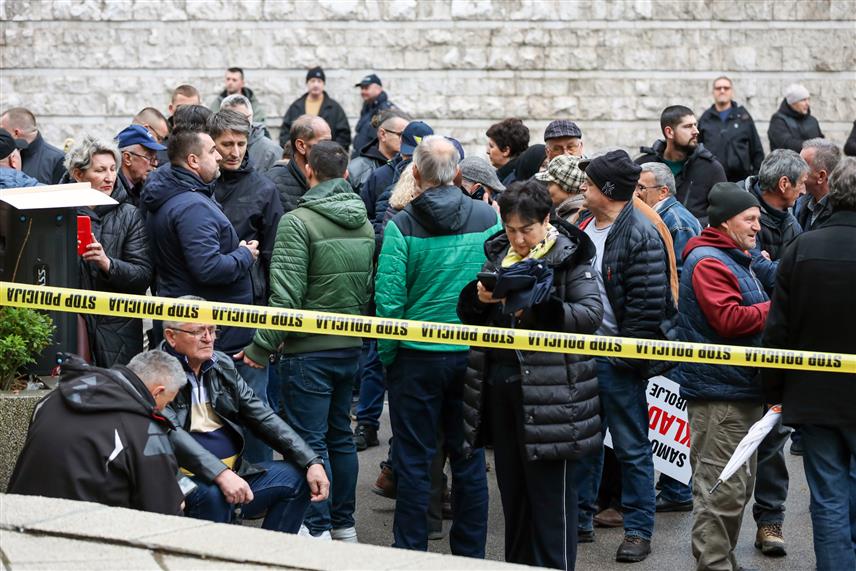 САРАЈЕВО, 2. АПРИЛА /СРНА/ - Група грађана данас је испред Парламента ФБиХ у Сарајеву одржала протест због лоше економске ситуације, ниских прихода и константног раста трошкова живота.