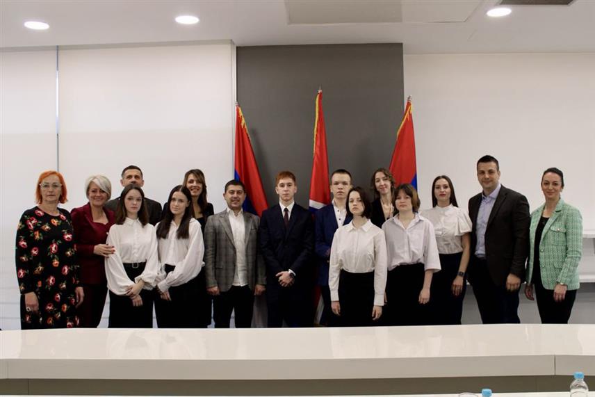 ИСТОЧНО САРАЈЕВО, 2. АПРИЛА /СРНА/ - Представници Градске управе Источно Сарајево угостили су данас ученике Средње општеобразовне школе из руског града Краснодара који у овом граду бораве у оквиру пројекта размјене ученика и сарадње са Средњошколским центром /СШЦ/ "Источна Илиџа", успостављене након потписивања споразума о братимљењу ова два града.