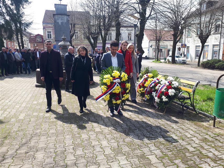 КОСTАЈНИЦА, 2. АПРИЛА /СРНА/ - Поводом обиљежавања Дана општине Костајница и 30 година од њеног поновног формирања, делегације начелника општине, Општинске управе и Скупштине општине данас су положиле вијенац у Храму Свете Tројице код спомен-плоче борцима погинулим у Одбрамбено-отаџбинском рату.