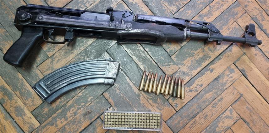 ПРИЈЕДОР, 2. АПРИЛА /СРНА/ - Мушкарац из Козарске Дубице чији су иницијали Д.Б. ухапшен је због сумње да је нанио тешке повреде другом лицу, а претресом стамбених просторија које користи пронађено је 111 метака различитог калибра и аутоматска пушка.