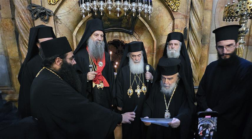 ЈЕРУСАЛИМ, 2. АПРИЛА /СРНА/ - Патријарх јерусалимски Tеофил одликовао је Његову светост патријарха српског Порфирија највишим одликовањем Јерусалимске патријаршије – Орденом великог крста.