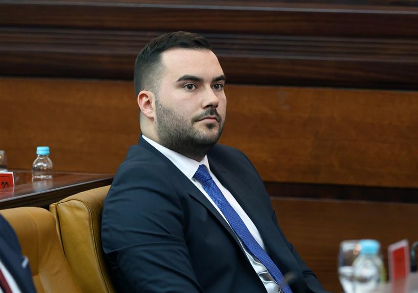 БАЊАЛУКА, 4. АПРИЛА /СРНА/ - Одборник СНСД-а у Скупштини града Бањалука Богољуб Зељковић рекао је да је прошло више од годину дана откад је Скупштина на захтјев градоначелника усвојила кредитно задужење од 1,5 милиона КМ за изградњу спортске гимназије, а да се од тада, осим повлачења кредитних средстава за која се не зна гдје су потрошена, није помјерило са почетне тачке.