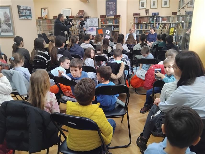 ПРИЈЕДОР, 2. АПРИЛА /СРНА/ - Промоцијoм новог романа за дјецу "Библиотечке мачке спавају наопачке" Берислава Благојевића данас је Народна библиотека "Ћирило и Методије" из Приједора обиљежила 2. април, Међународни дан дјечије књиге и дан рођења Ханса Кристијана Андерсена.