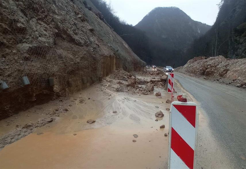 ФОЧА, 2. АПРИЛА /СРНА/ - На магистралном путу Фоча-Сарајево, на дионици кроз кањон Бистрице, мјесецима се због честих одрона саобраћа једном коловозном траком, а проблем би, према најавама "Путева Републике Српске", требало да буде ријешен ове године.