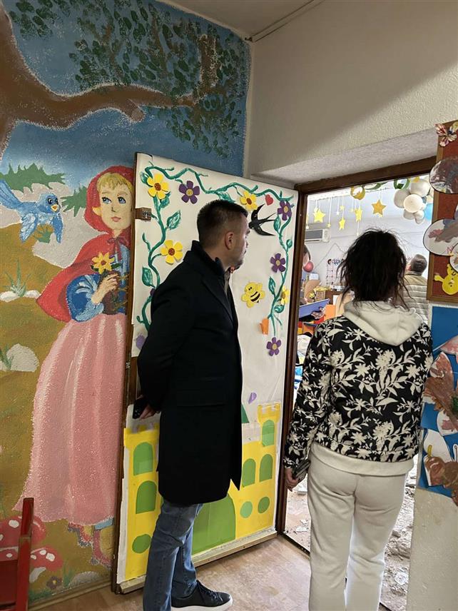 КОЗАРСКА ДУБИЦА, 2. АПРИЛА /СРНА/ - Начелник општине Козарска Дубица Игор Савковић рекао је да у паду фасаде са плафона у вртићу у тој општини није било тешко повријеђених, али да је троје дјеце за сваки случај упућено на преглед у Дом здравља.