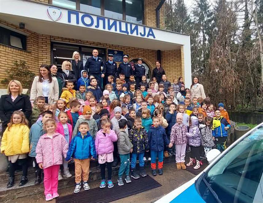 КОТОР ВАРОШ, 2. АПРИЛА /СРНА/ – Најмлађим становницима Котор Вароша данас је у разговору са полицајцима у оквиру Дана отворених врата указано како да се безбједно понашају у саобраћају, а у полицијској станици су могли да се упознају са радом полицијских службеника и опремом коју користе.
