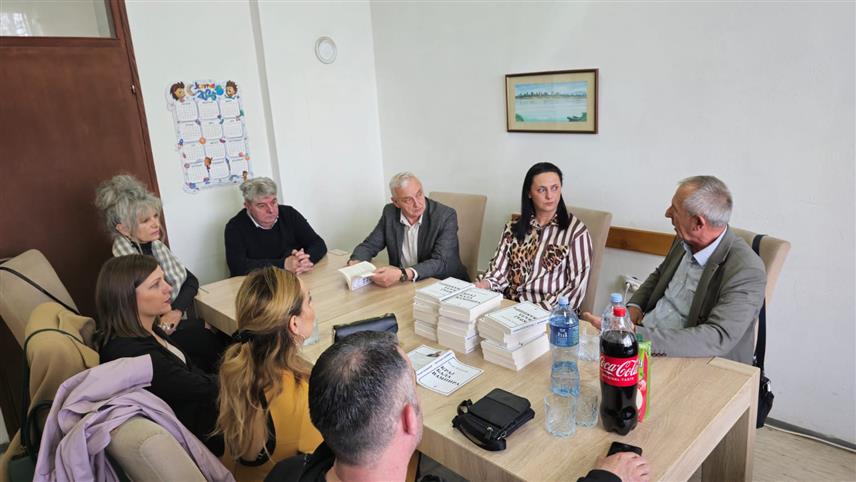 КОЗАРСКА ДУБИЦА, 2. АПРИЛА /СРНА/ - Школским библиотекама у Козарској Дубици данас су донирана укупно 104 примјерка књиге "Крај бала вампира" Милана Љепојевића, која свједочи о злочинима над Србима у 20. вијеку.