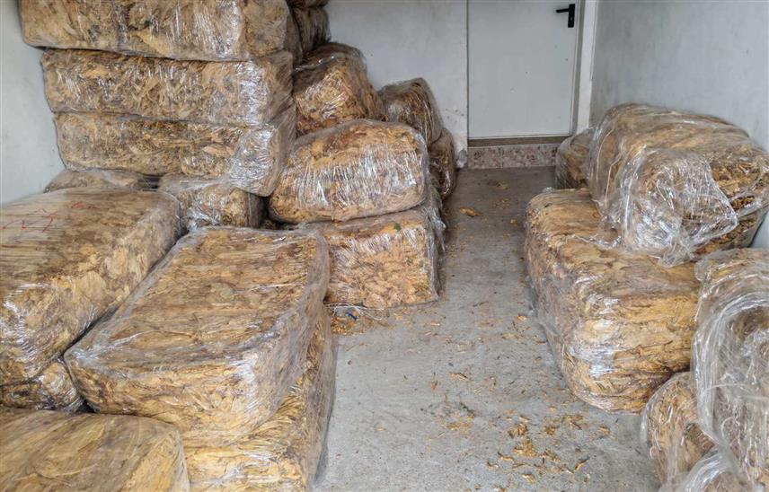 БЕОГРАД, 2. АПРИЛА /СРНА/ - У акцији сузбијања "сиве економије" пипадници МУП-а Србије пронашли су 9.000 килограма резаног дувана и дувана у листу, 4.000 боксева цигарета, као и 200 килограма дувана за наргиле, око 6.000 литара нафтних деривата и око 10.000 литара алкохола без одговарајуће пропратне документације.