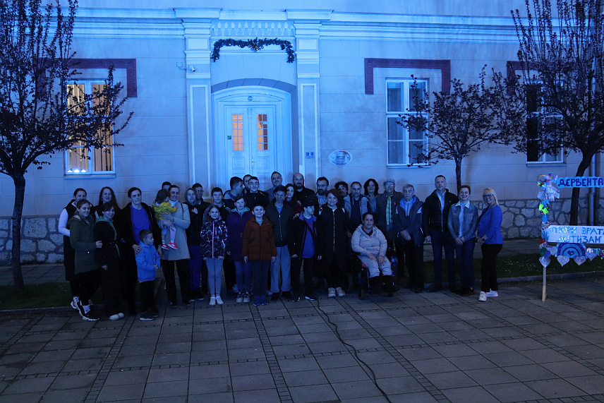 ДЕРВЕНТА, 2. АПРИЛА /СРНА/ - Зграда Народне библиотеке "Бранко Радичевић" у Дервенти вечерас је освијетљена плавом бојом поводом обиљежавања 2. априла - Свјетског дана свјесности о аутизму.