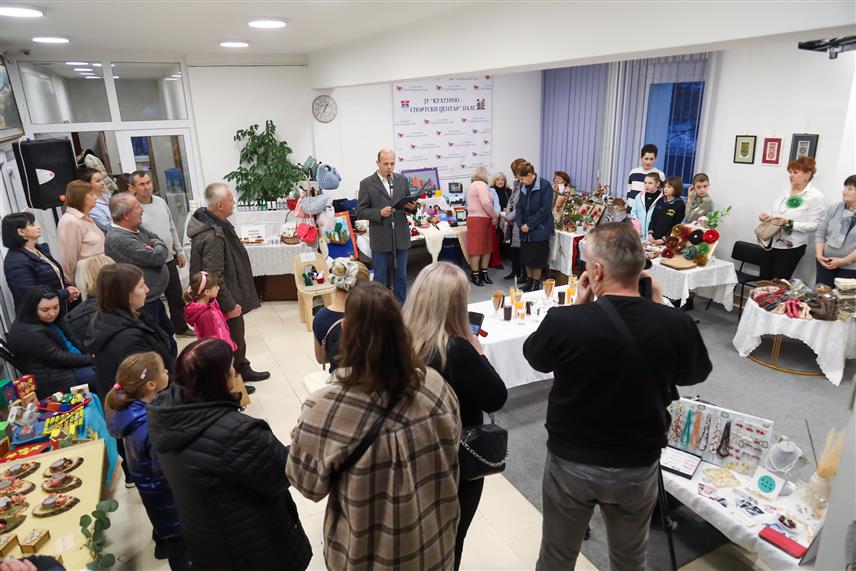 ПАЛЕ, 2. АПРИЛА /СРНА/ - У галеријском простору Културно-спортског центра на Палама вечерас је отворена изложба ручних радова, накита, сувенира и других креативних предмета од природног материјала, на којој учествује 15 излагача са Пала.