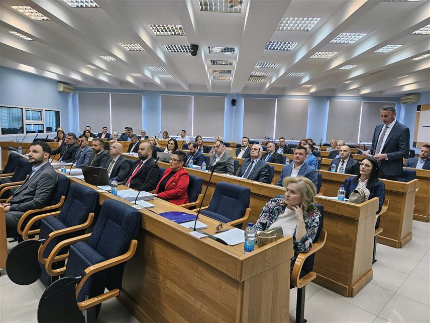 ПРИЈЕДОР, 30. АПРИЛА /СРНА/ - Одборници Скупштине града Приједора верификовали су данас мандат новој одборници Сузани Комненовић из Поткозарског народног покрета /ПНП/, чиме је број жена увећан на осам, док је прошли сазив започео са шест, а завршио са седам жена.