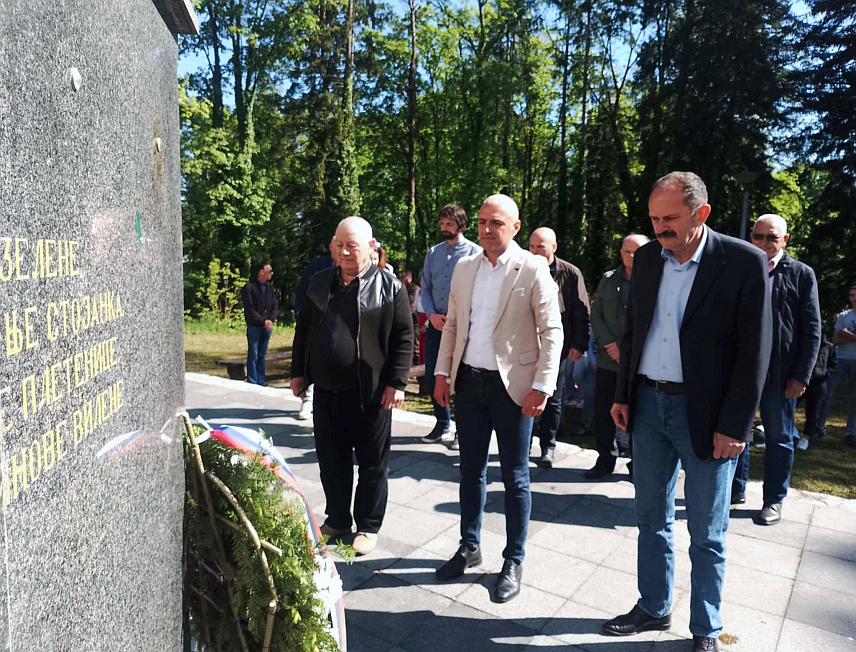НОВИ ГРАД, 30. АПРИЛА /СРНА/ - Полагањем вијенаца код споменика Мајка партизанка и историјским часом, данас је у Новом Граду обиљежен Дан ослобођења ове општине у Другом свјетском рату.