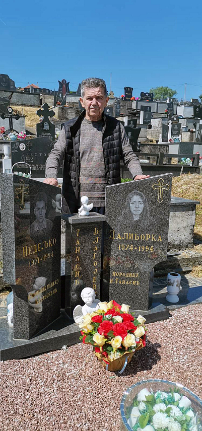 ДОБОЈ, 30. АПРИЛА /СРНА/ - Благо Благојевић, отац настрадале двадесетогодишње Далиборке, данас је као и сваке године, запалио свијећу и посјетио гробно мјесто кћерке и њеног вјереника, који су сахрањени у исту гробницу на градском гробљу Шушњари, јер је граната спријечила њихово заказано вјенчање.	

