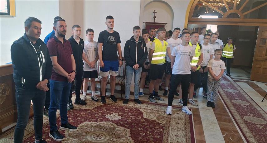 КОЗАРСКА ДУБИЦА, 30. АПРИЛА /СРНА/ - Код Спомен-храма Свете Петке у Козарској Дубици приређен је дочек за ученике, њих 50, који су бициклима данас из Костајнице кренули пут Доње Градине у знак сјећања на жртве геноцида у логору Јасеновац.