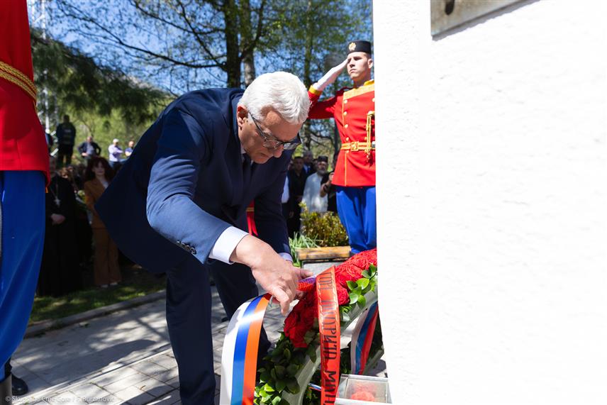 ПОДГОРИЦА, 30. АПРИЛА /СРНА/ - Предсједник Скупштине Црне Горе Андрија Мандић положио је данас вијенац на спомен-обиљежје жртвама НАTО бомбардовања у Мурину, исказујући дубоко поштовање и трајно сјећање на невине цивиле који су убијени на данашњи дан прије 26 година.
