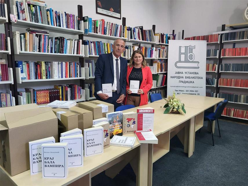 ГРАДИШКА, 30. АПРИЛА /СРНА/ - Публициста Милан Љепојевић поклонио је Народној библиотеци Градишка 100 својих књига "Крај бала вампира", која говори о геноциду над Србима, Јеврејима и Ромима у Независној Држави Хрватској од 1941. до 1945. године, дешавањима у Сребреници од 1992. до 1995. године, као и НАТО бомбардовању Републике Српске и СР Југославије.	

