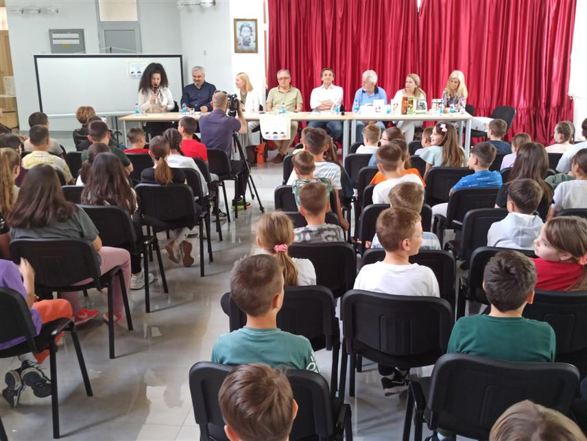 ЗВОРНИК, 30. АПРИЛА /СРНА/ - Манифестација "Дан стваралаштва за дјецу" на којој су се афирмисани књижевници и млади ствараоци дружили са ученицима Основне школе "Свети Сава" Зворник одржана је данас у овом граду.