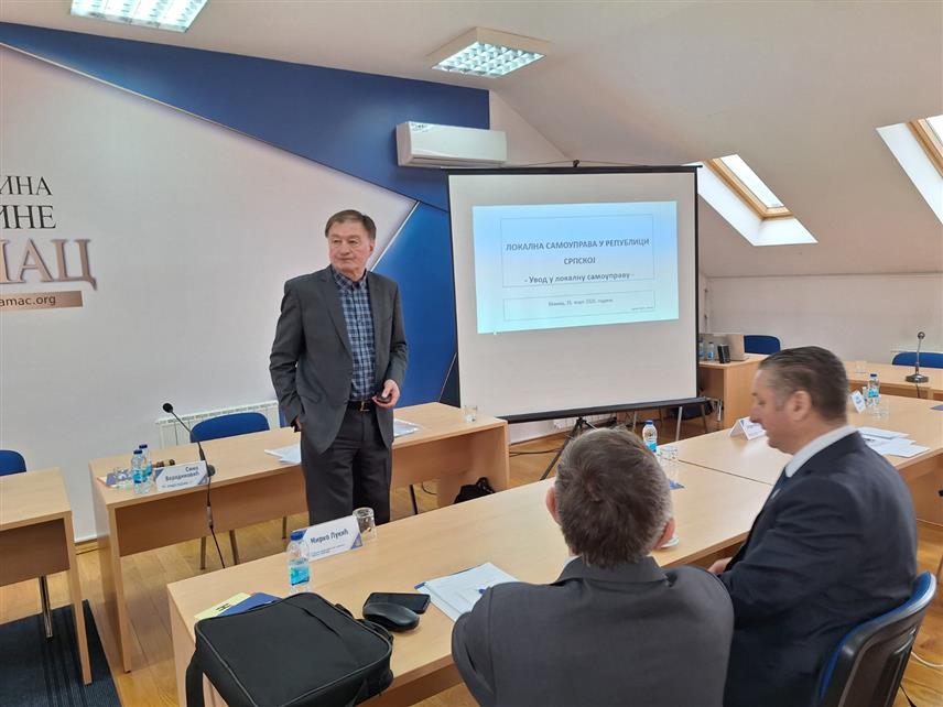 ШАМАЦ, 3. АПРИЛА /СРНА/ - У Шамцу је почела обука о правима и дужностима одборника од којих је половина први пут у скупштинским клупама, а предавач је консултант Савеза градова и општина Српске Драган Вујић.