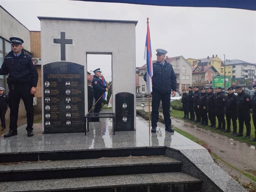БИЈЕЉИНА, 3. АПРИЛА /СРНА/ - Одавањем почасти херојима одбране у протеклом рату, Полицијска управа Бијељина обиљежила је Дан полиције Републике Српске и 33 године од стварања Министарства унутрашњих послова Српске.