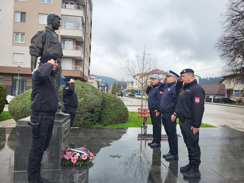 ИСТОЧНО САРАЈЕВО/ПАЛЕ, 3. АПРИЛА /СРНА/ - Поводом Дана полиције Републике Српске данас су на споменике погинулим припадницима полиције на Палама и у Источном Сарајеву положени вијенци.