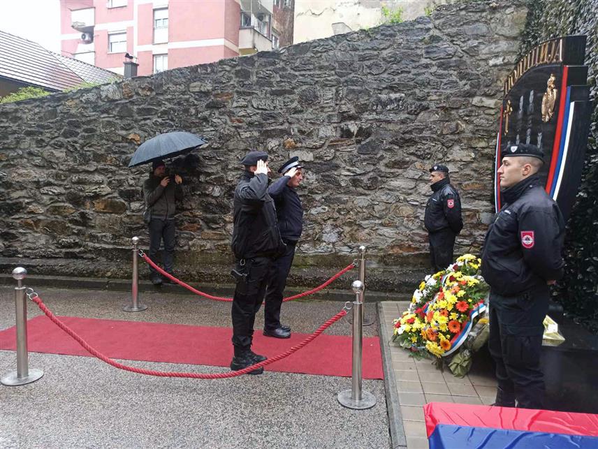 ЗВОРНИК, 3. АПРИЛА /СРНА/ - Парастосом и полагањем вијенаца код спомен-плоче полицајацима погинулим у Одбрамбено-отаџбинском рату и сјећањем на полицајца Драгана Ђурића који је прије 10 година убијен у терористичком нападу на Полицијску станицу Зворник, данас је у зворничкој Полицијској управи обиљежен 4. април – Дан полиције Републике Српске.