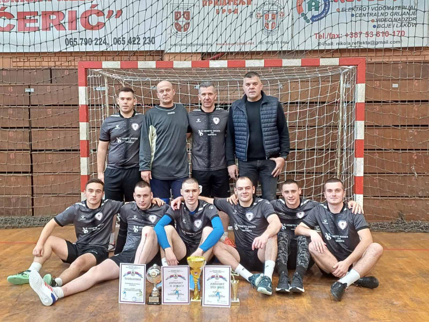 ДОБОЈ, 3. АПРИЛА /СРНА/ - Припадници Полицијске управе Добој су у Броду одиграли хуманитарни турнир у стоном тенису и малом фудбалу, а сав прикупљени новац биће уручен за даље лијечење Андријани Лазић из Брода, обољелој од карцинома поткољенице.