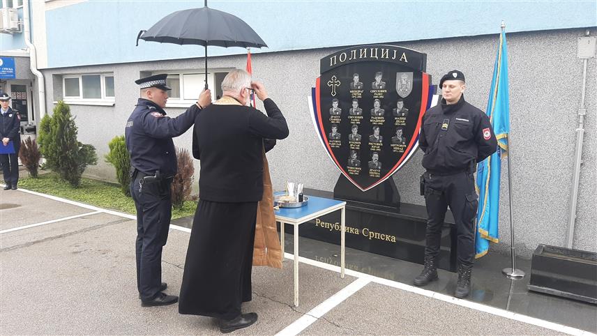 ФОЧА, 3. АПРИЛА /СРНА/ - На споменк са сликама и именима 12 погинулих полицајаца из Фоче, испред зграде Полицијске управе, прислужене су свијеће и положено цвијеће поводом обиљежавања Дана полиције Републике Српске - 4. априла.