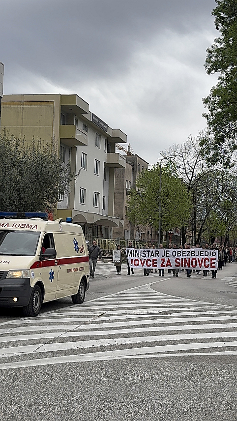 МОСTАР, 3. АПРИЛА /СРНА/ - Здравствени радници у Херцеговачко-неретванском кантону /ХНК/, медицинске сестре, техничари, као и друго особље изашли су данас на улице Мостара протестујући јер им још нису кориговани коефицијенти.