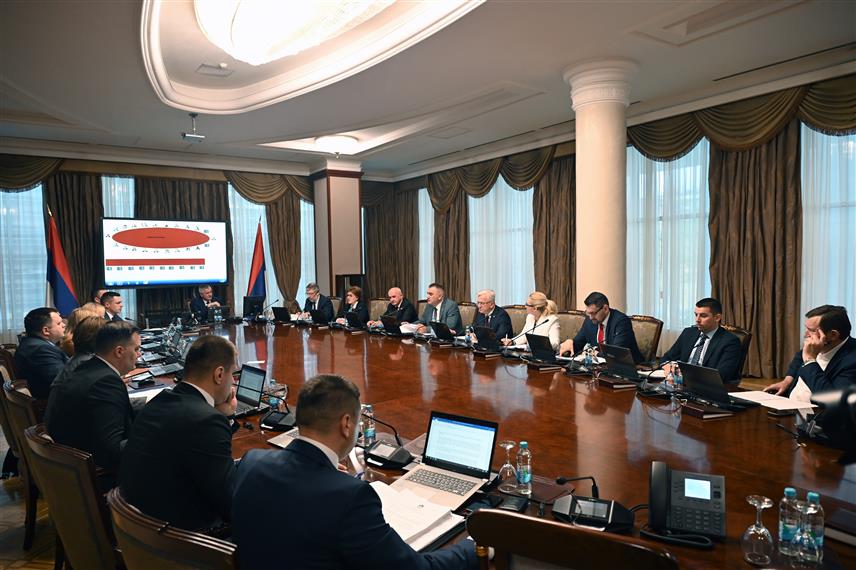 БАЊАЛУКА, 3. АПРИЛА /СРНА/ - Влада Републике Српске донијела је одлуку о формирању Републичког кризног центра за контролу и сузбијање слинавке, шапа и куге малих преживара у Српској, као тијело за спровођење свих законских мјера у случају појаве ових болести.